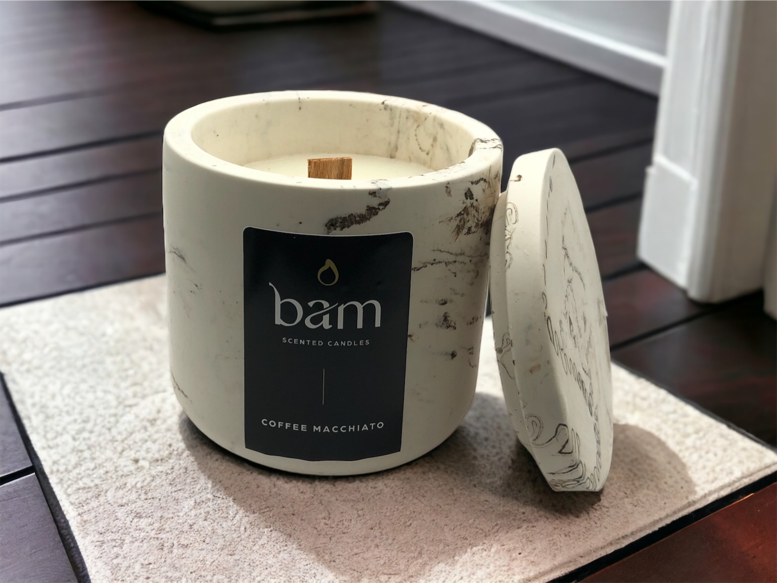 geschenkset met Coffee  Macchiato geurkaars, decoratieve kaars en schaaltje